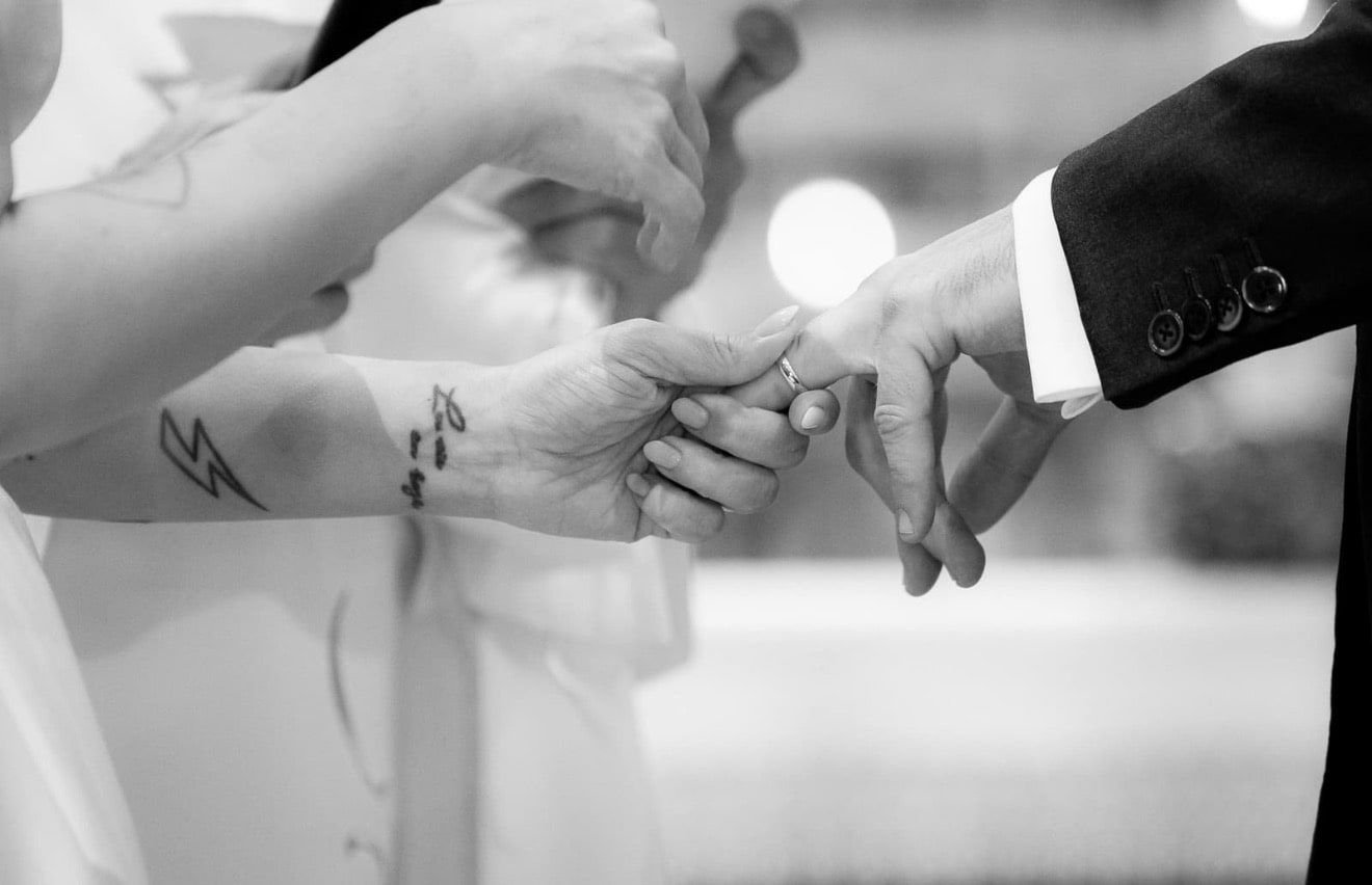 Lo scambio delle fedi al matrimonio della fondatrice, in bianco e nero