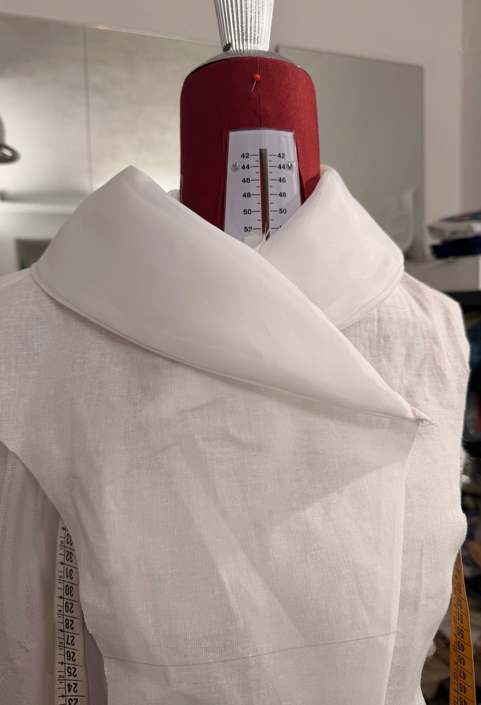La tela di prova modellata sul manichino, prima di tagliare i tessuti preziosi